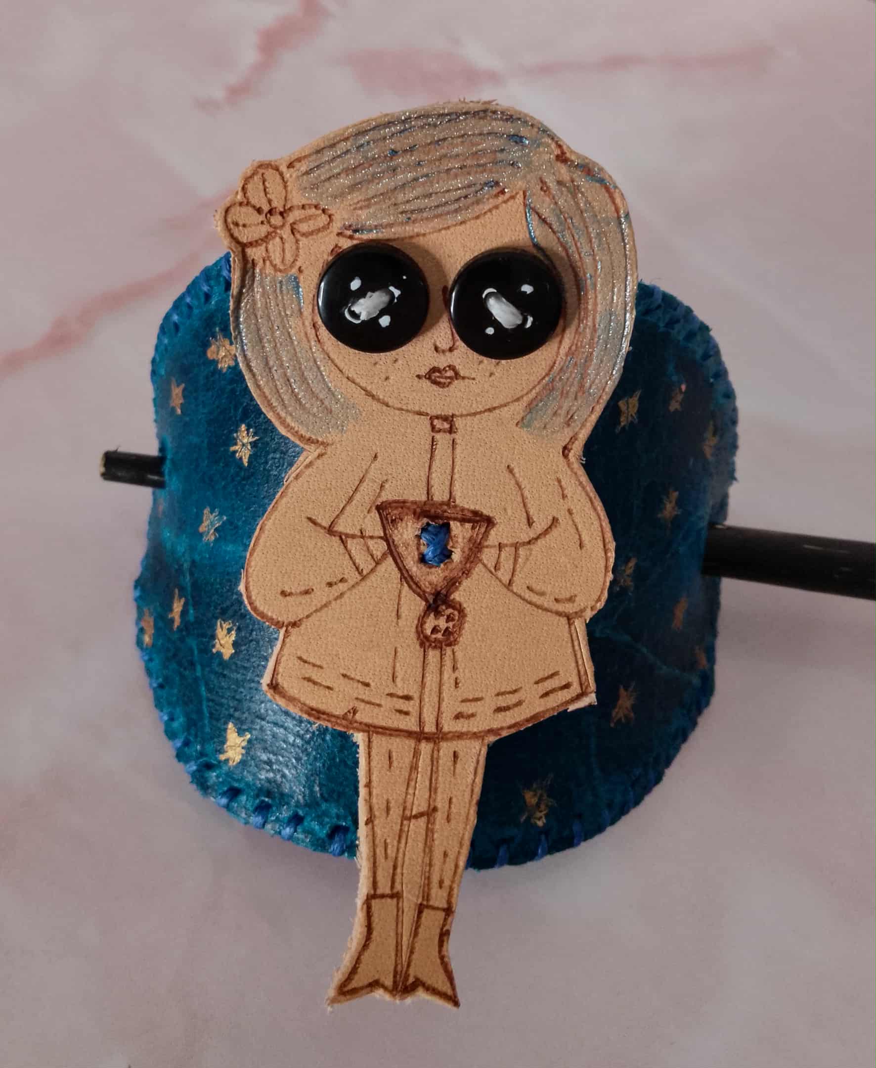 Button eyed girl - Hairpin