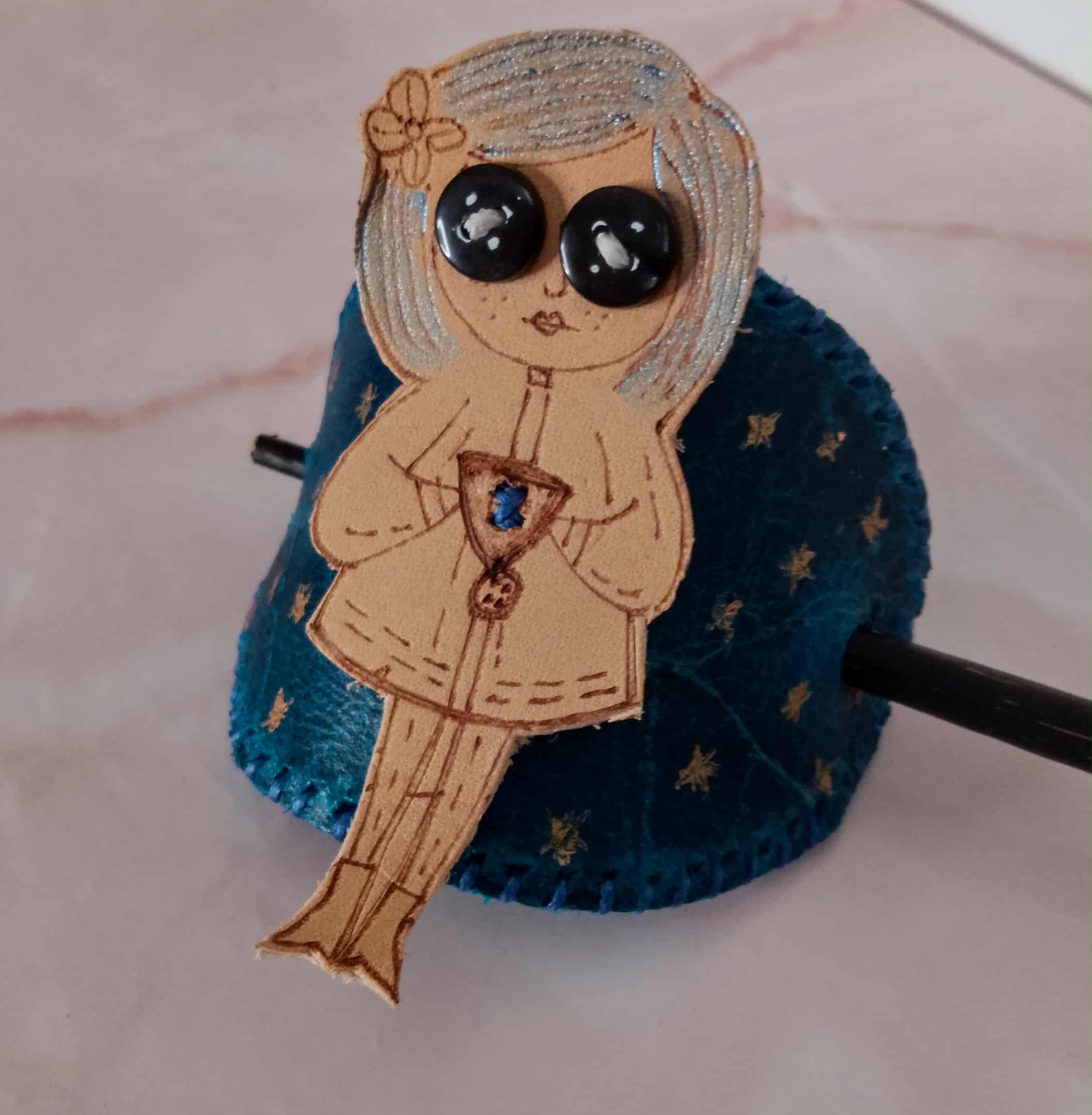 Button eyed girl - Hairpin