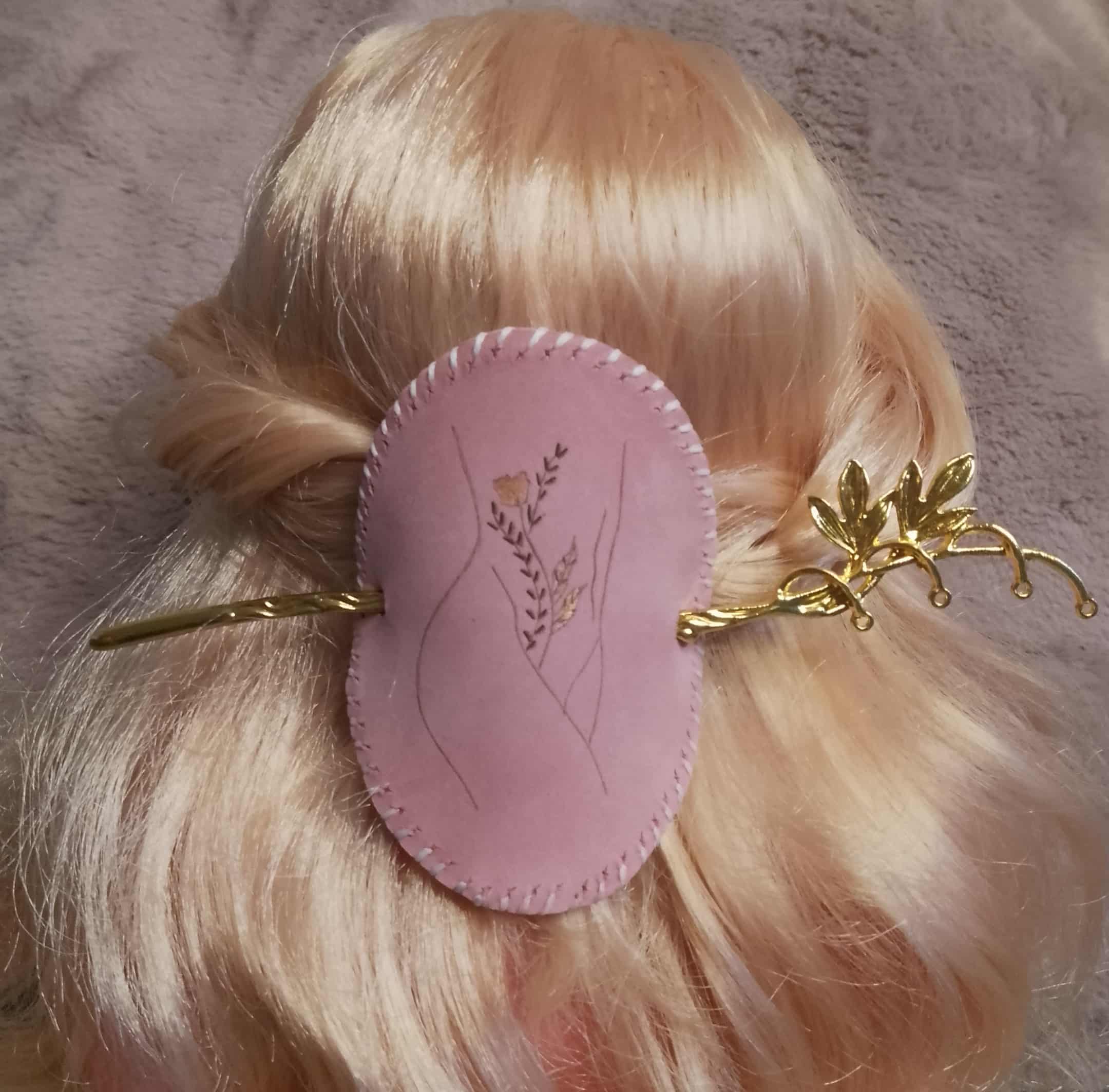 Celebration of the female body - Hairpin