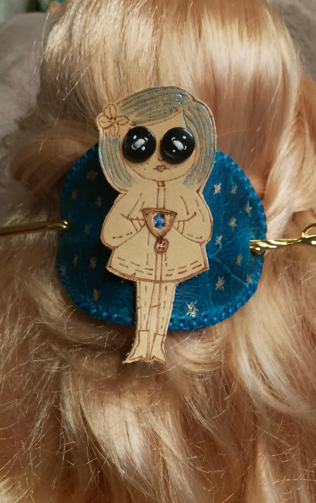 Button eyed girl - Hairpin