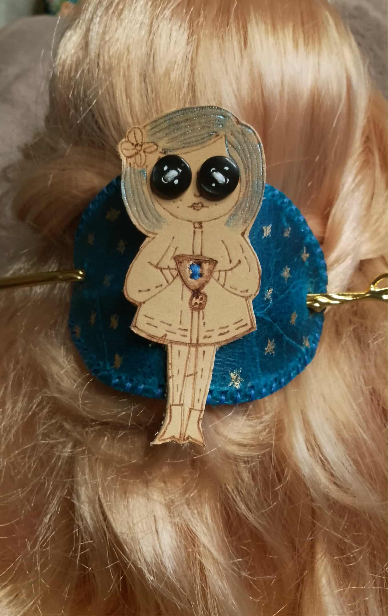 Button eyed girl - Hairpin