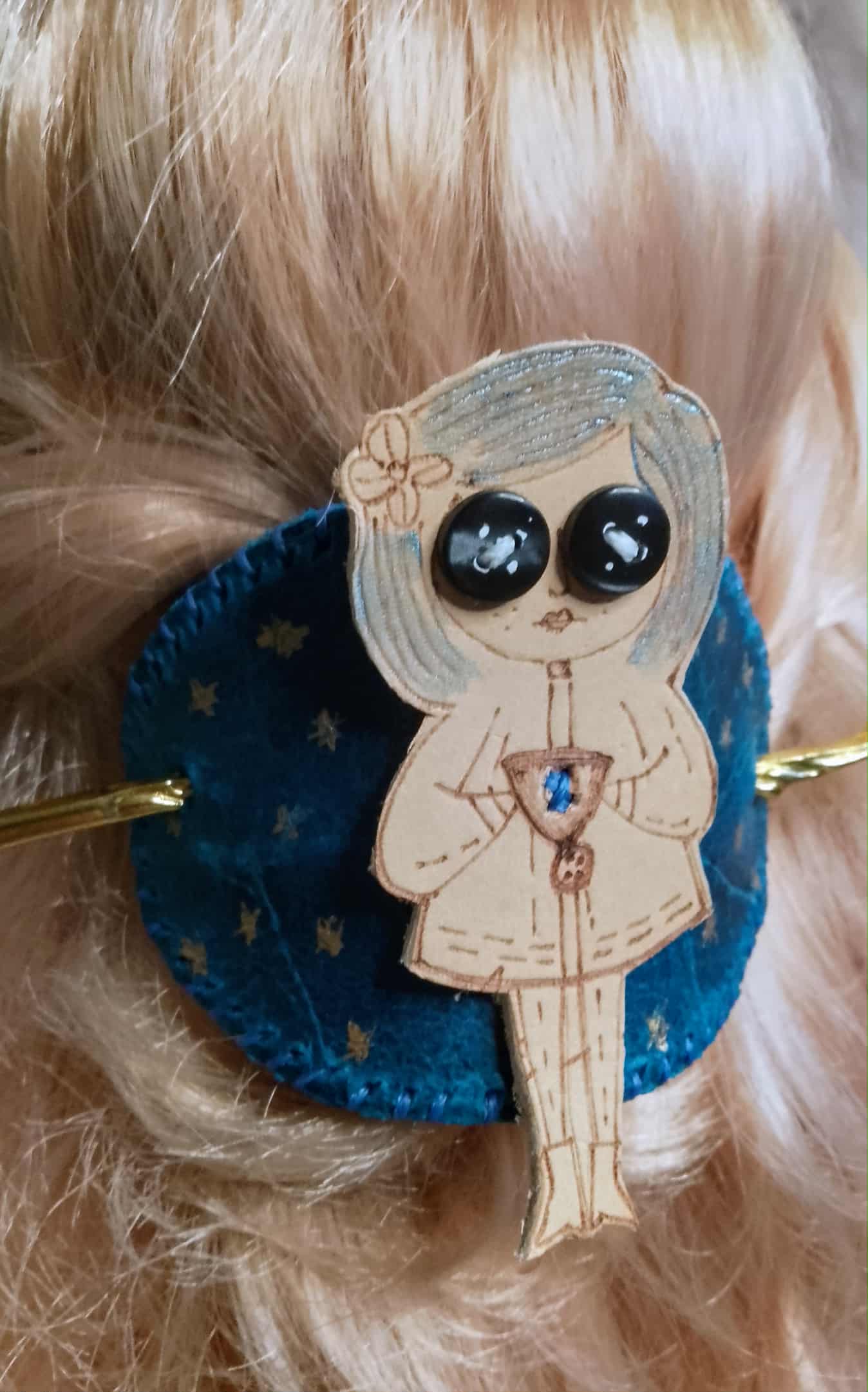 Button eyed girl - Hairpin
