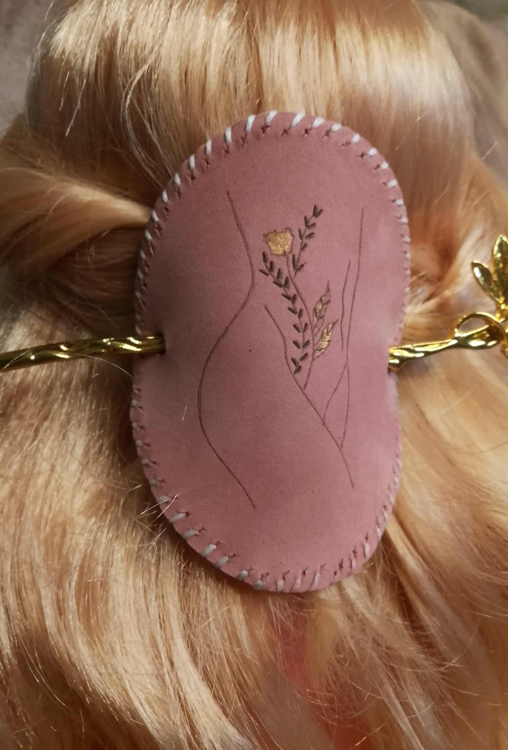 Celebration of the female body - Hairpin