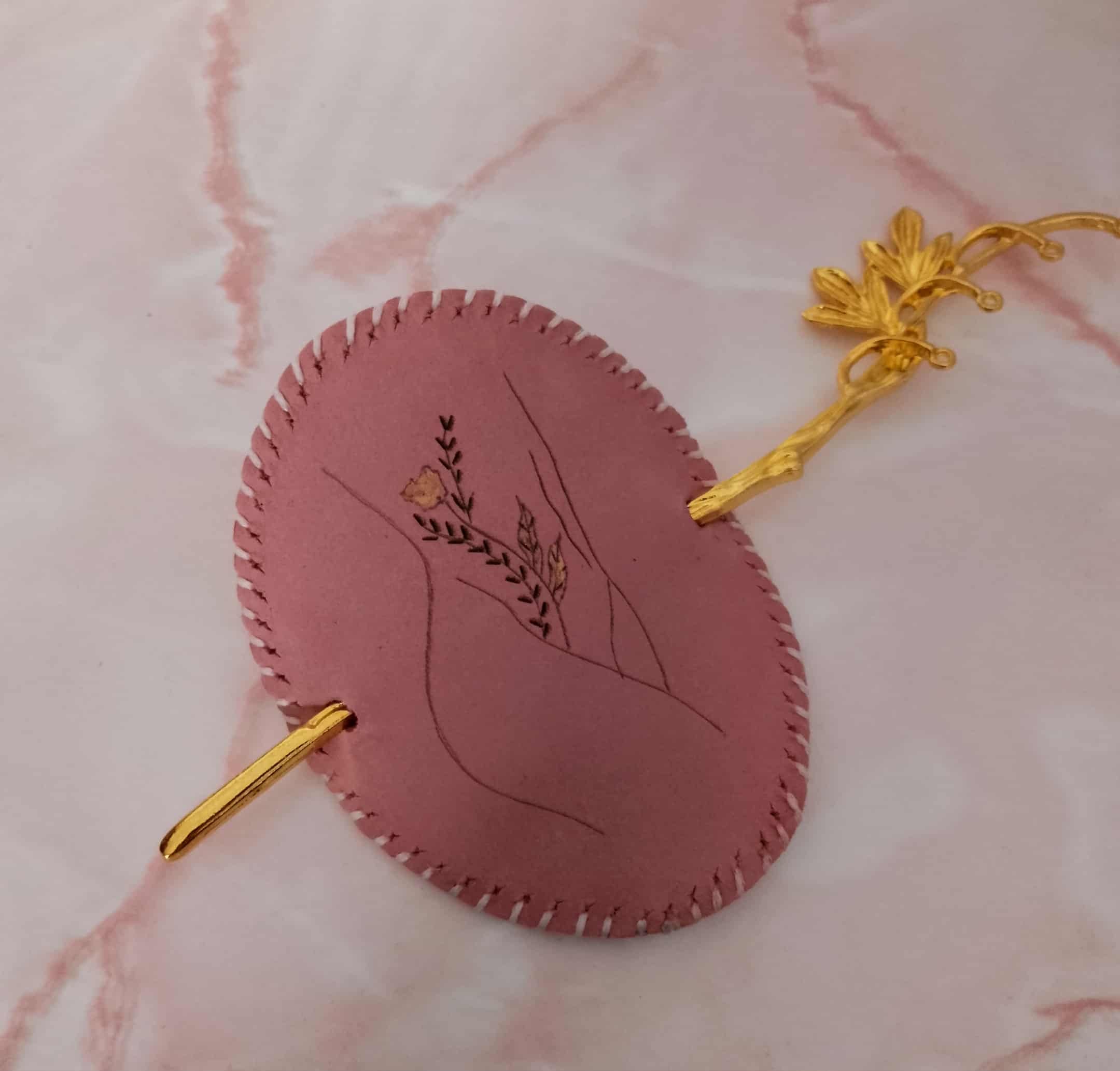 Celebration of the female body - Hairpin