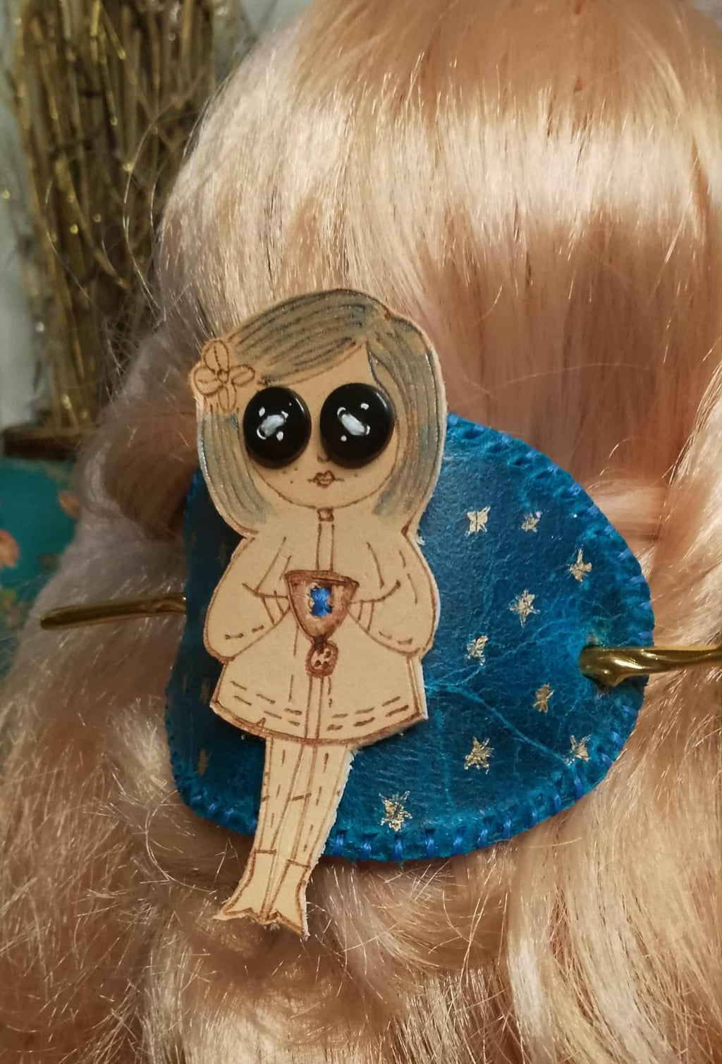 Button eyed girl - Hairpin