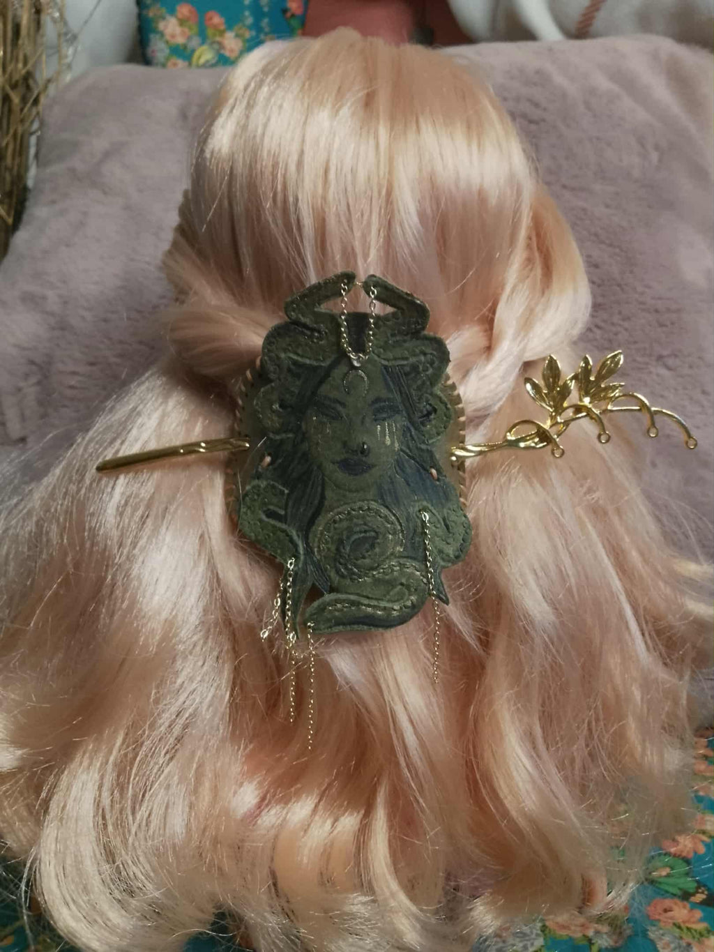 Medusa hairpin