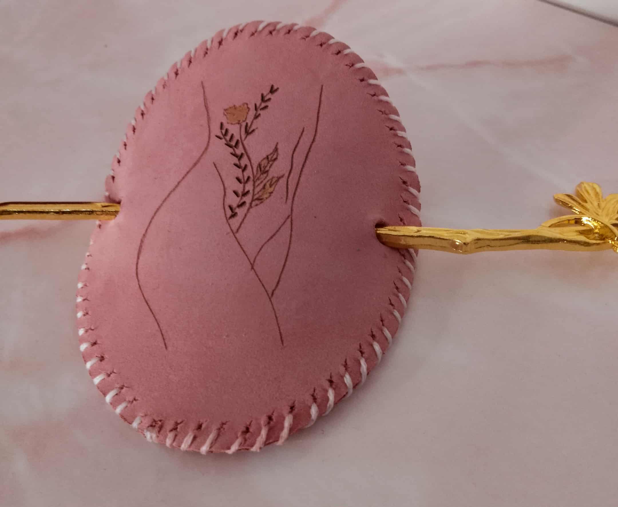 Celebration of the female body - Hairpin