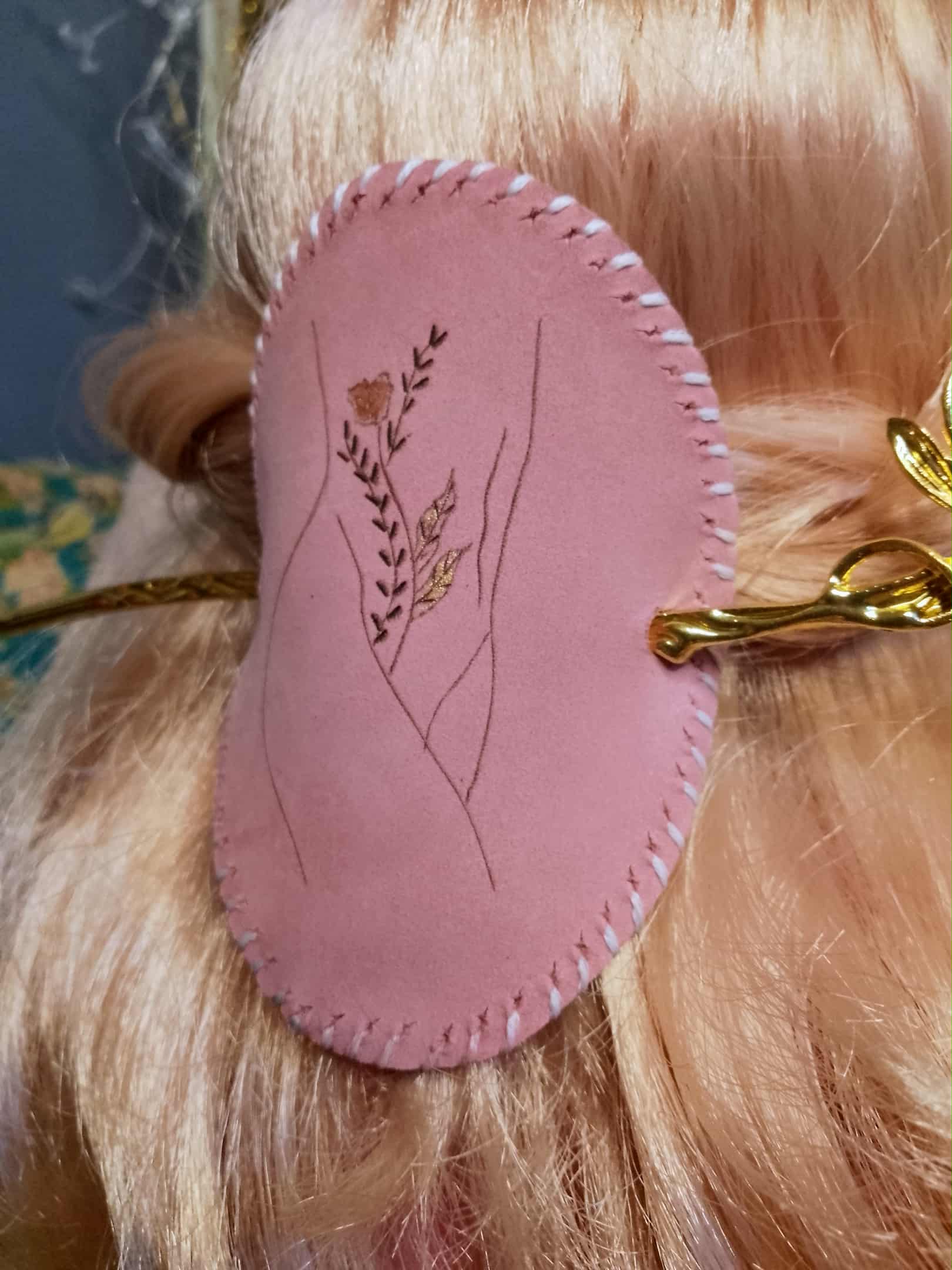 Celebration of the female body - Hairpin