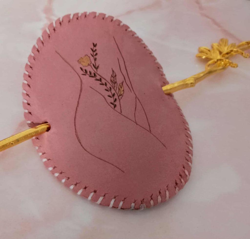 Celebration of the female body - Hairpin