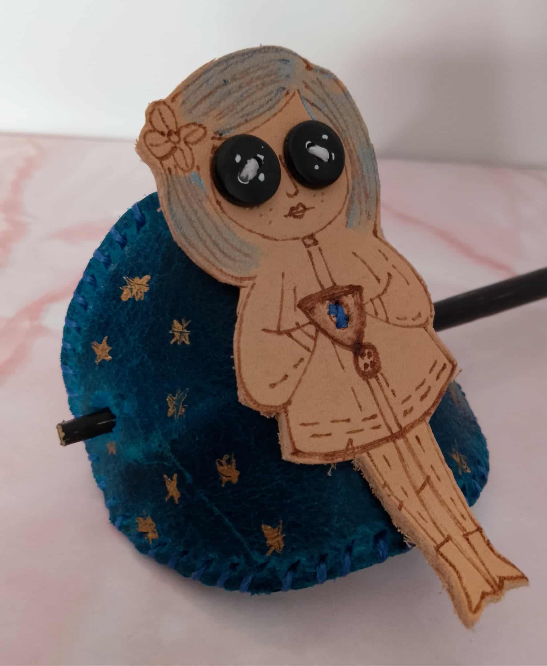 Button eyed girl - Hairpin